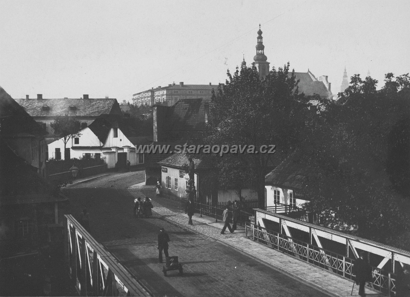 ratiborska (23).jpg - Ratibořská ulice - původní most přes řeku, pohled směrem k Dolnímu nám. Fotografie kolem roku 1900.